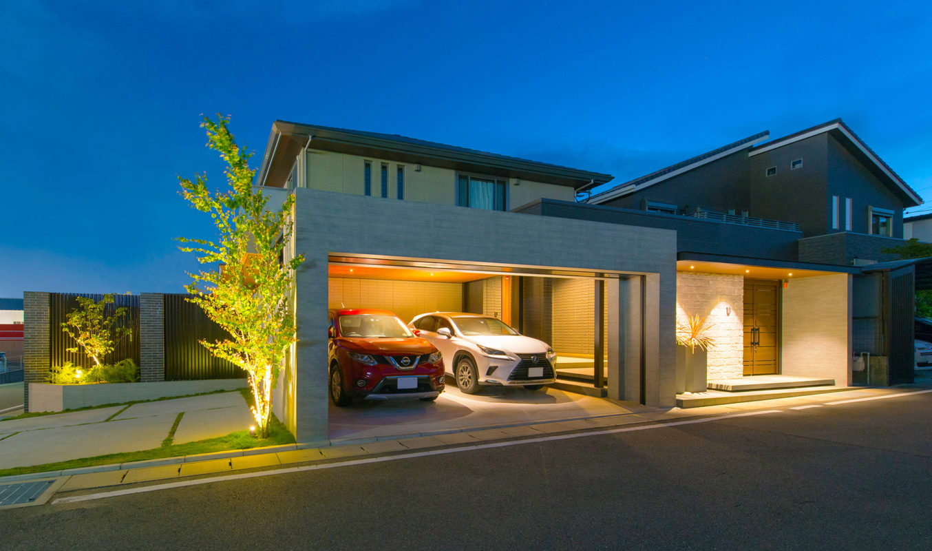 Thiết kế Garage ô tô sử dụng ánh đèn vàng làm điểm nhấn, kết hợp vật liệu thân thiện môi trường, tạo nên sự hiện đại và sang trọng với những vị khách ghé thăm.