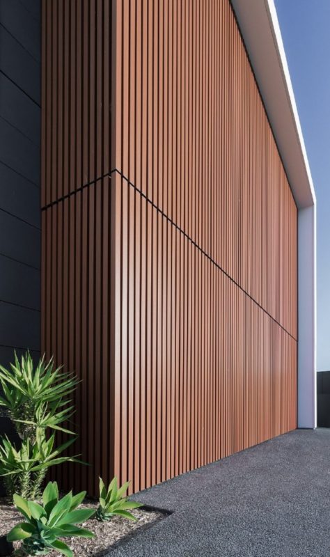 Cửa Garage được thiết kế kín đáo bởi các thanh gỗ cùng tông màu gỗ ấm áp được làm nổi bật, khiến Garage tinh tế và mang lại cảm giác hài hòa đồng bộ với đường nét kiến trúc trong công trình