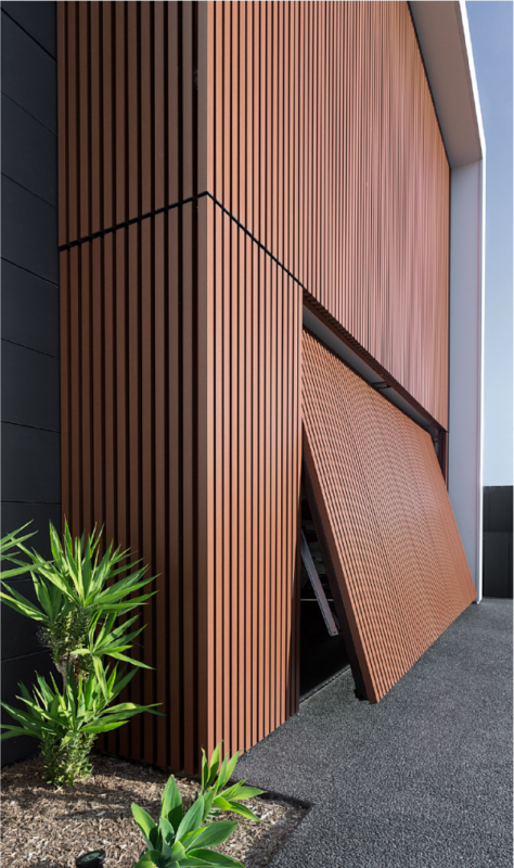 Cửa Garage được thiết kế kín đáo bởi các thanh gỗ cùng tông màu gỗ ấm áp được làm nổi bật, khiến Garage tinh tế và mang lại cảm giác hài hòa đồng bộ với đường nét kiến trúc trong công trình
