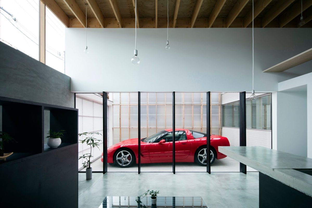 Thiết kế Garage trong suốt để chiếc ô tô đỗ bên trong trở thành tâm điểm chính.